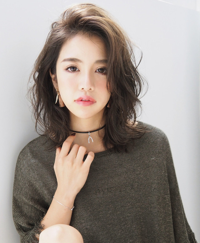 セミロング ストレート 前髪なし レイヤー