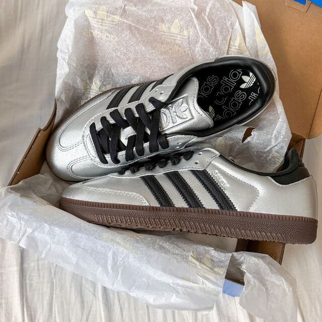 adidas サンバ　シルバー　スニーカー adidas SAMBA OG W 