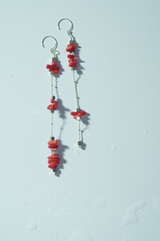 coral long earring / gold