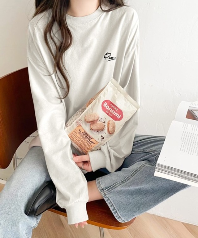 シンプルカジュアルを格上げ。綿100％ワンポイント胸刺繍シンプルオーバーサイズ ロンTee