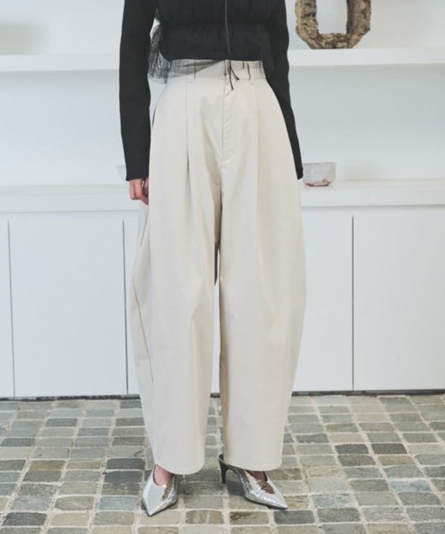 カーブシルエットタックパンツ