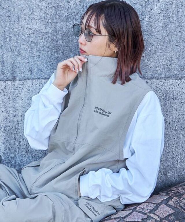 【FFEIN(フェイン)】ロゴ刺繍スタンドカラーナイロンジップベスト / ベスト ナイロン ドローコード テック チェック