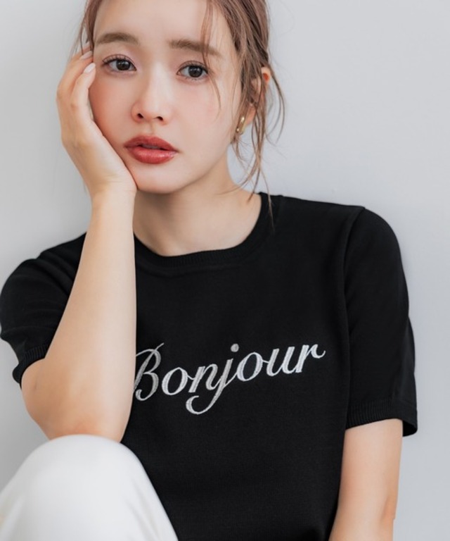 シャリ感レーヨンロゴ刺繍ニット