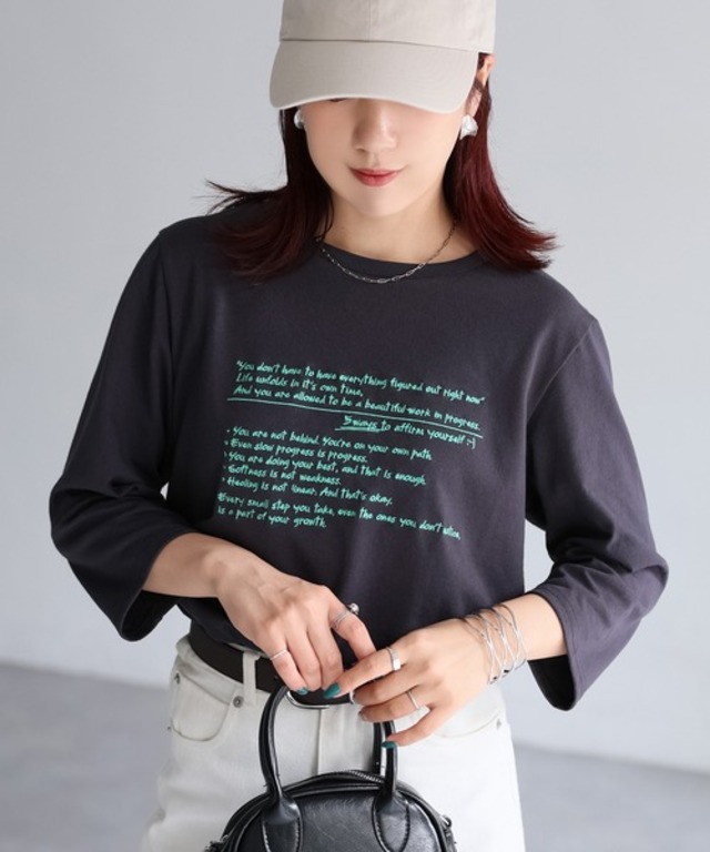 手書き風ロゴ刺繍デザイン七分袖Tシャツ