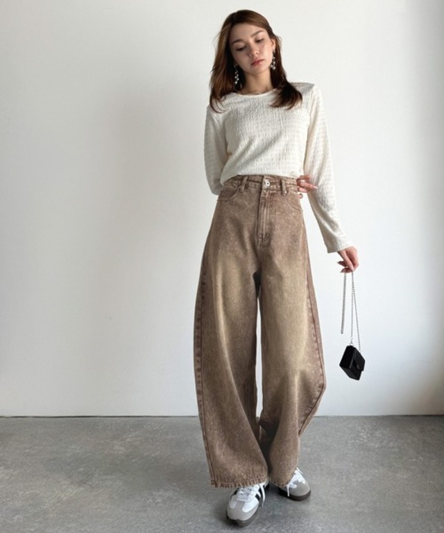こなれ感抜群の1本。ゆったりシルエットカーブデニムエッグパンツ