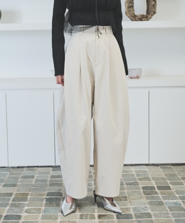 AIC. 【再入荷】カーブシルエットタックパンツ