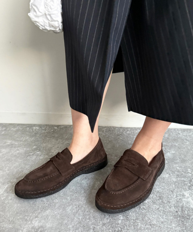 スエードローファー