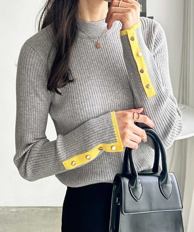 大人カジュアルな配色デザインが秋にぴったり！袖口ボタン配色ハイネックリブニット