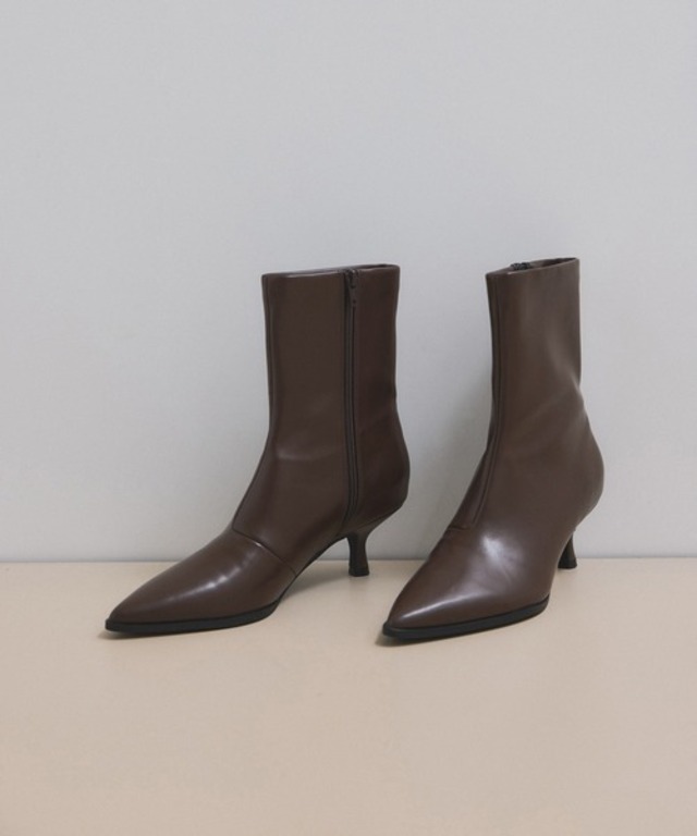 ポインテッドトゥストレッチブーツ