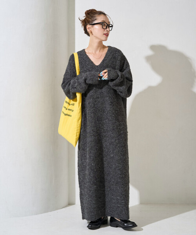 限定展開　ミニ ブークレ Vネック ニット ワンピース