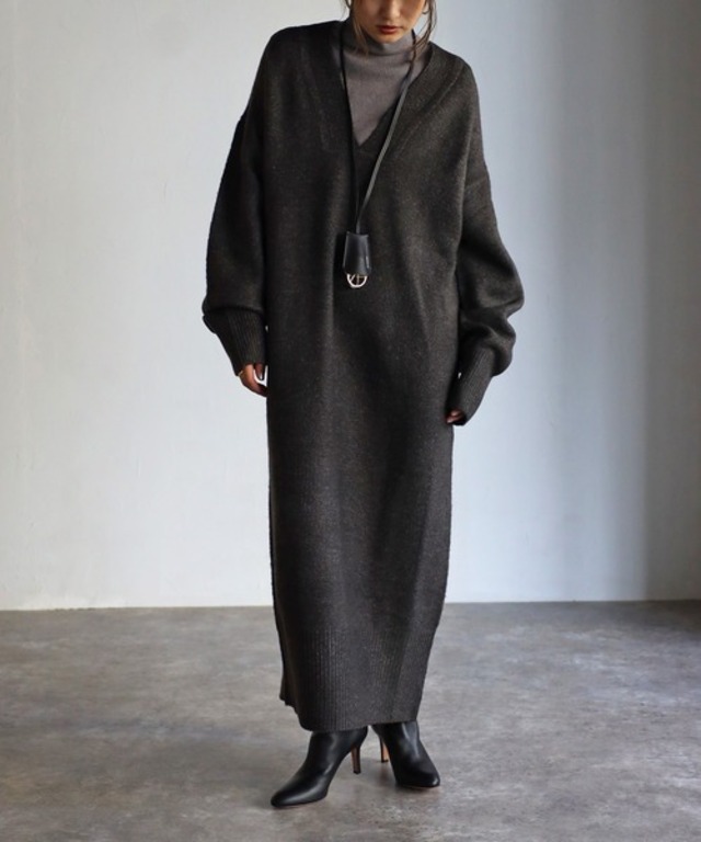 ディープVネックニットワンピース