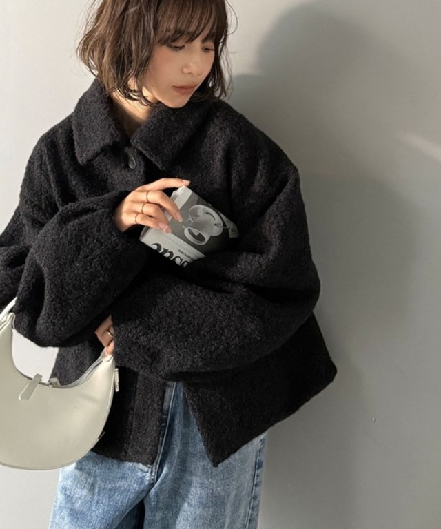 ボリューム感と抜け感の絶妙バランス。コクーン襟付きボアコート