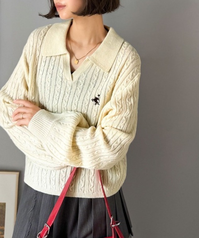 ”品よく華やぐ”。大人のマストバイニット。胸刺繍ケーブル編みポロ襟スキッパーニット