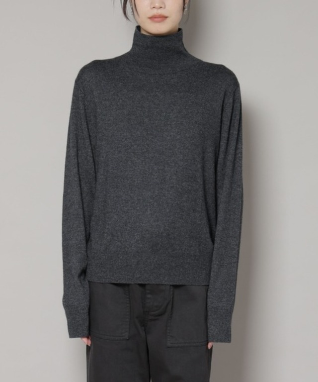 タートルネックカシミヤ混ニットプルオーバー