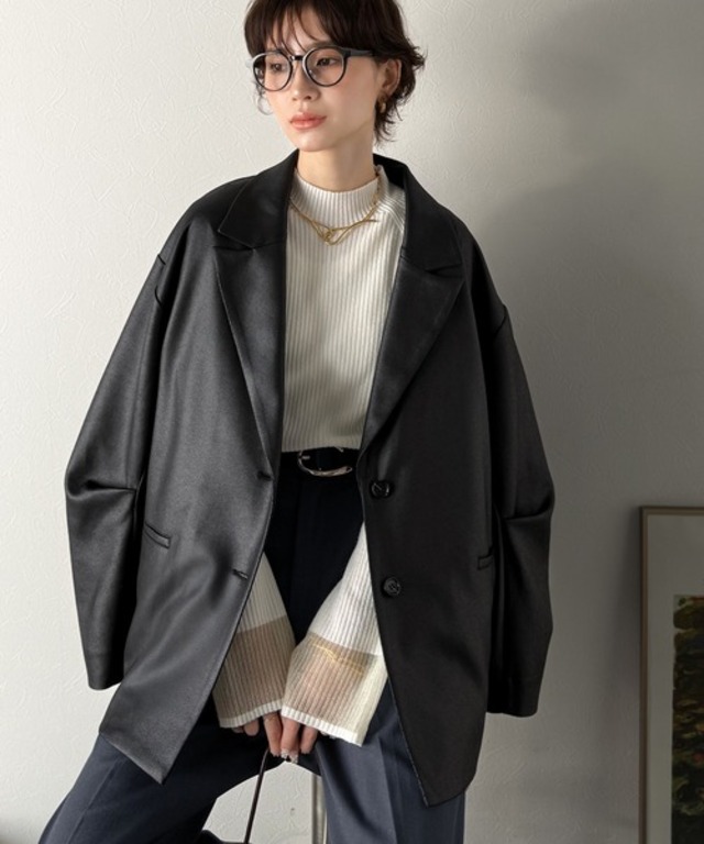 羽織るだけで上品ハンサム。レザー風加工スエード袖タックテーラードジャケット（オーバーサイズ）