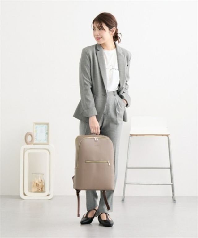 選べる２サイズ　１０ポケットPC収納付かるいリュックサック（Ａ４対応）（オフィス女子モニターコラボ