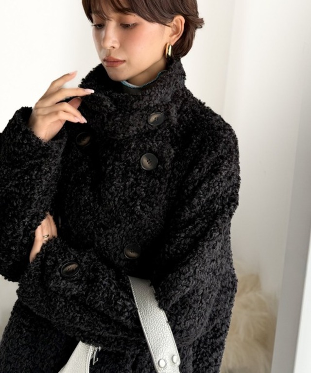 ふんわり包まれる贅沢な季節感。スタンドカラープードルボアダブルコート