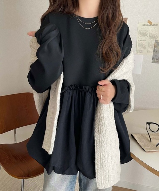 大人可愛く着映えする。異素材ドッキングゆったりサイズ感のペプラム切替バルーントップス