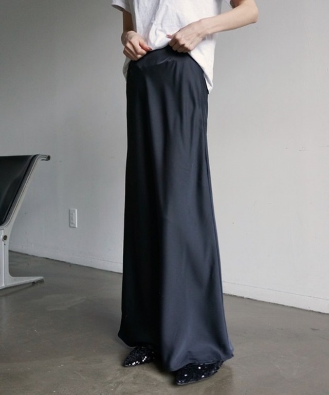 サテンナロースカート