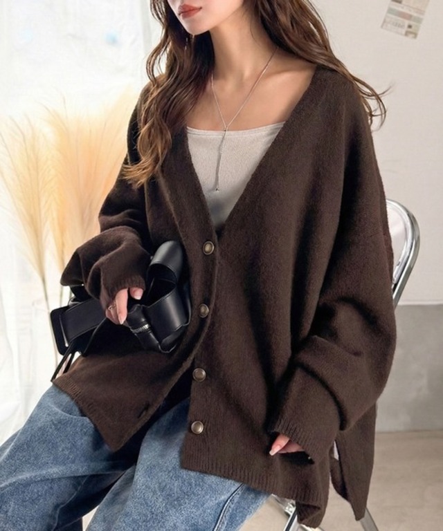ふんわり包み込む暖かさで、冬の定番に。ゴールドボタン使いオーバーサイズVネックニットカーディガン（長袖）