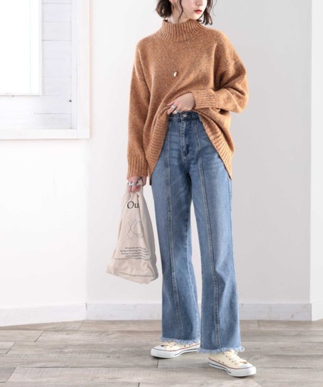 最旬美脚デニム。裾フリンジセミフレアデニムパンツ