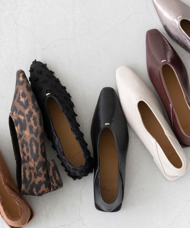 Uカット ゴールドアクセント ローヒール パンプス