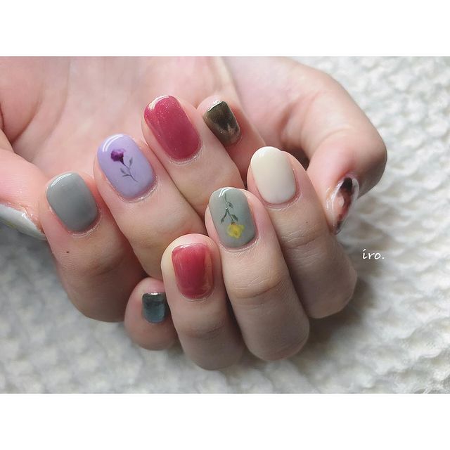 おしゃれで真似したくなる 冬にぴったりな 5色ネイル の配色10選 Locari ロカリ おしゃれで真似したくなる 冬にぴったりな 5色ネイル の配色10選 Locari ロカリ