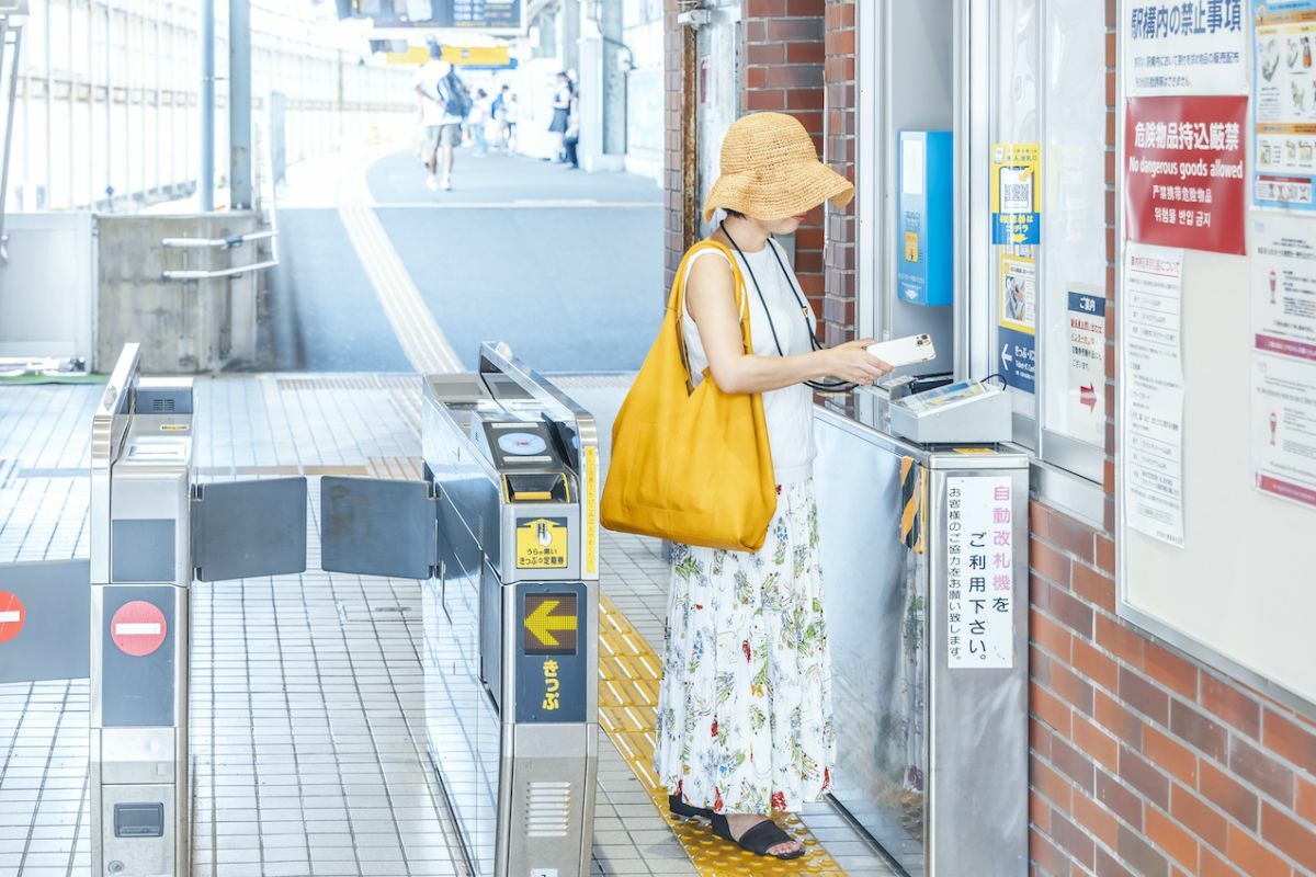 おとなのソロ部］葉山・逗子で海辺ランチ、アート鑑賞、ビーチヨガ…京急電鉄「葉山女子旅きっぷ」でおトク＆気軽なひ - LOCARI（ロカリ）