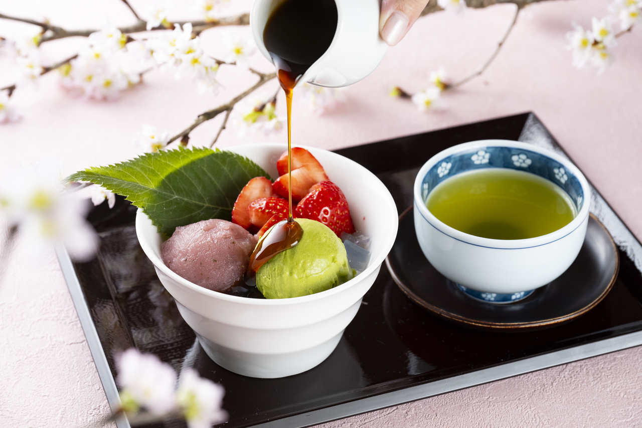 桜クリームあんみつと煎茶セット