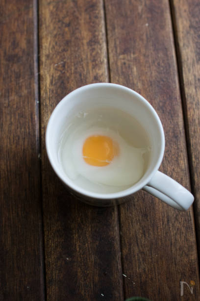 黄身を崩しながら食べるとやみつきに 温泉卵 を乗せたおかずレシピ8選 Locari ロカリ