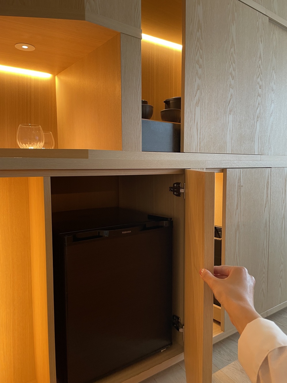 扉を開けると冷蔵庫が。