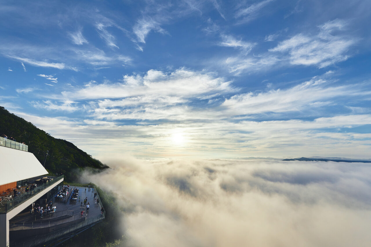 雲海を間近に感じられる空中にせり出す展望デッキ