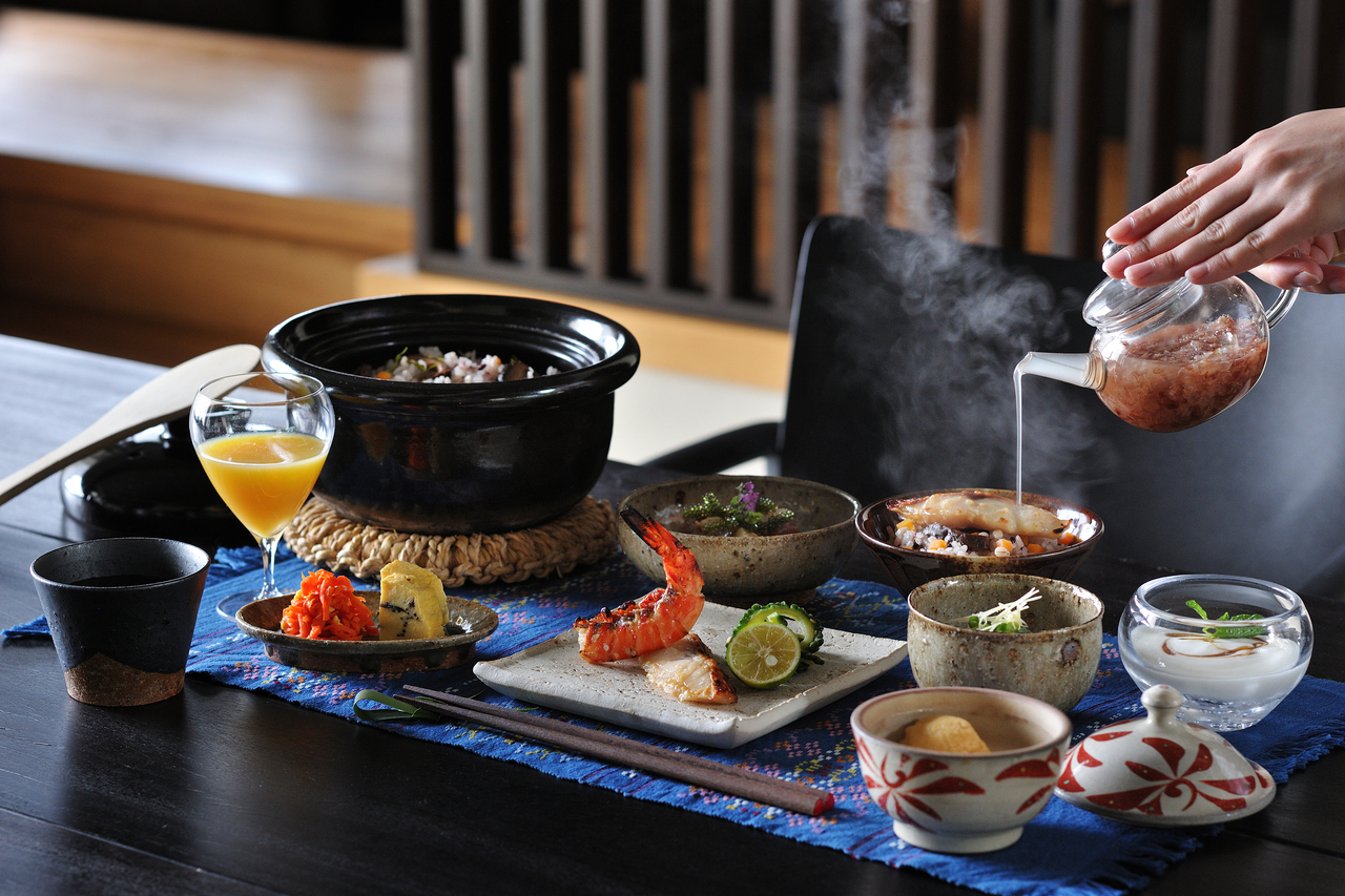 スパイス味噌で漬け込んだ魚や出汁を味わう朝食