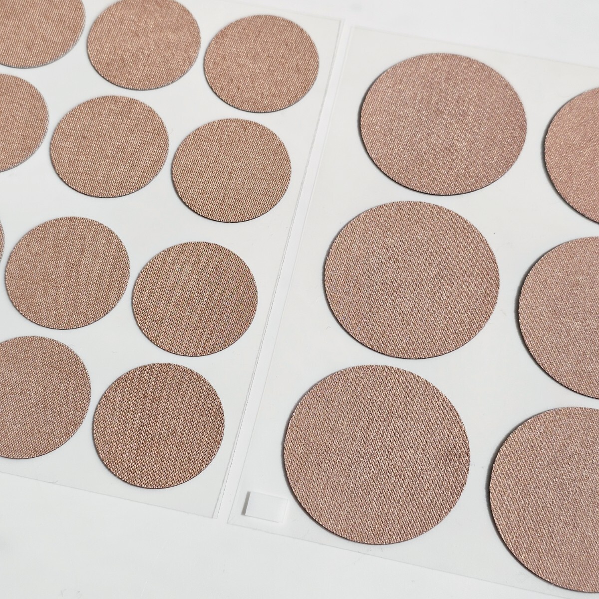 左は通常サイズ、右は大判サイズ。