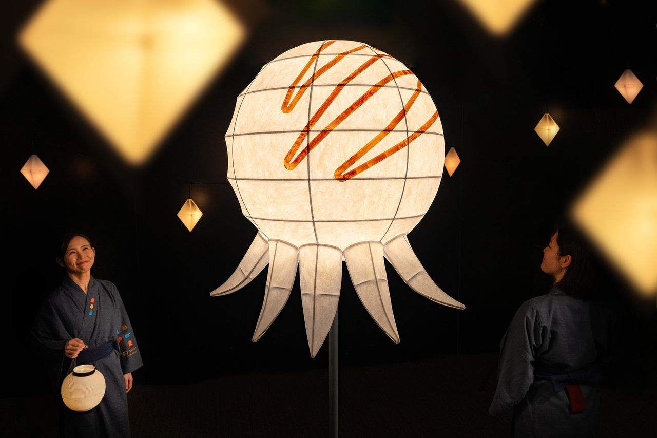 提灯を持って横丁を歩くイメージ