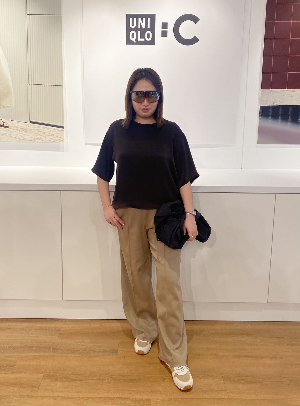 着用カラーはダークブラウン。