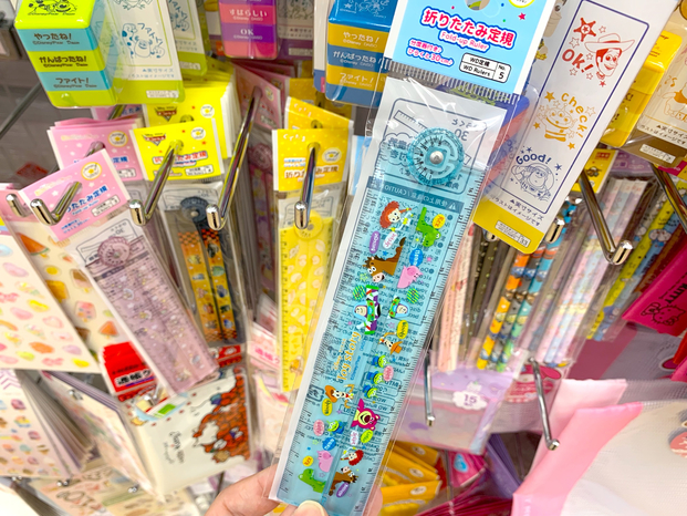 ダイソー トイ ストーリーの文房具がall100円 ノートもふせんも全部欲しい Locari ロカリ