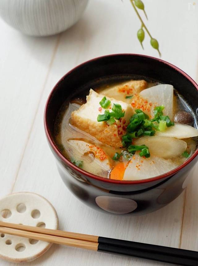具だくさん大満足♡寒い日に食べたい「お味噌汁レシピ」10選 - LOCARI（ロカリ）