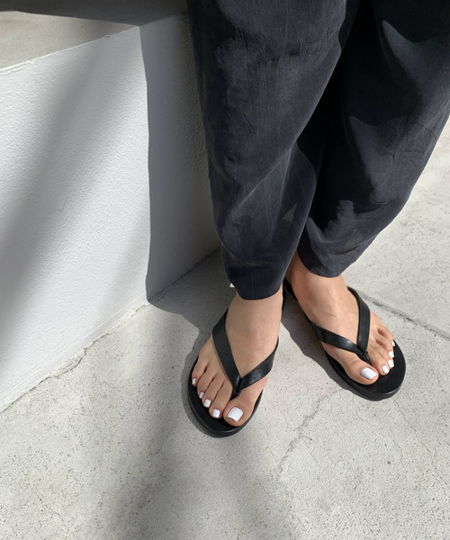 大人のネイル ビーサンコーデ13選 配色次第でもっと素敵に Locari ロカリ