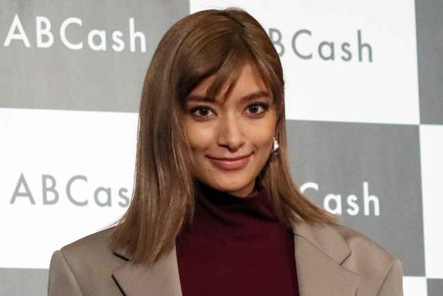 ローラ、夏らしさ満載のヘアスタイル披露も 別のパーツに注目集まる - LOCARI（ロカリ）