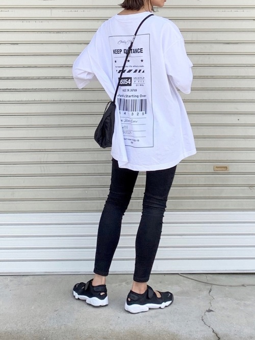 頑張ってないのにおしゃれ 今年の夏は ロゴt 黒スキニー 最強説 Locari ロカリ 頑張ってないのにおしゃれ 今年の夏は ロゴt 黒スキニー 最強説 Locari ロカリ