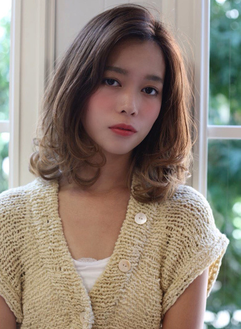 ボブとミディアムのいいとこ取り 夏ヘアは ミディアムボブ にきまり Locari ロカリ