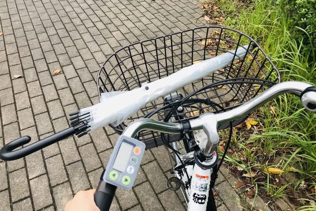 ダイソー自転車の傘さし