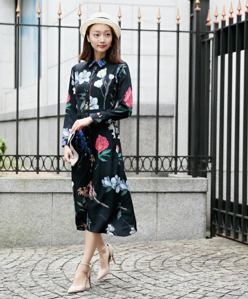 これで子どもっぽくならない 大人女子の花柄はネイビーが素敵 Locari ロカリ