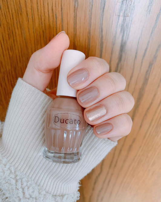褒められネイルは2色でつくる デュカート 人気配色を紹介します Locari ロカリ