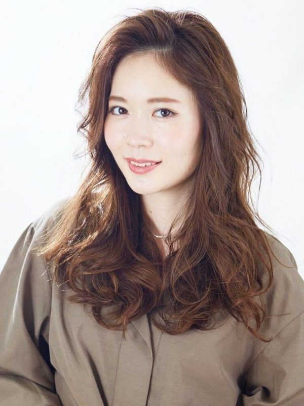 パーマ ロングは前髪なしで大人っぽく 30代 40代に似合うスタイルをご紹介 Locari ロカリ
