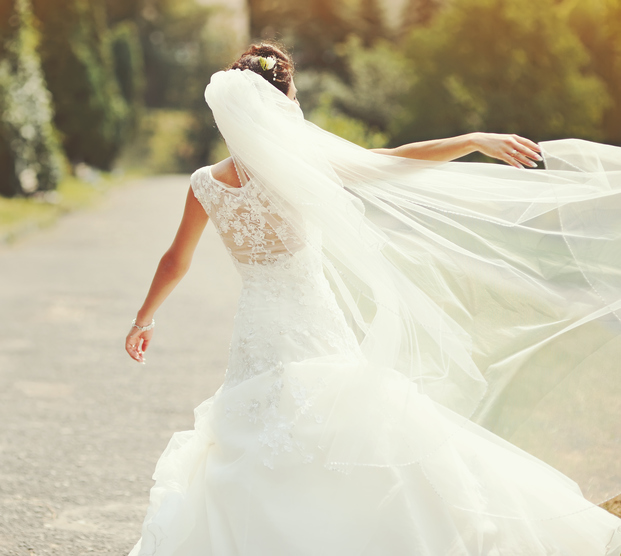 プレ花嫁さんへ 憧れの純白ドレスは 後ろ姿 が勝負です Locari ロカリ
