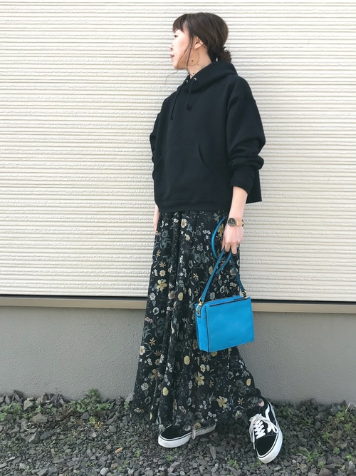大人女子のvansオールドスクールの春コーデ おしゃれ上級者の履きこなし術って Locari ロカリ 大人女子のvansオールドスクールの春コーデ おしゃれ上級者の履きこなし術って Locari ロカリ