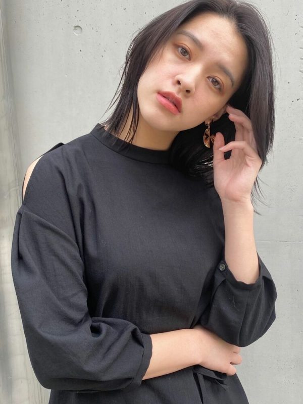 骨格ストレートの丸顔さんに似合う髪型って バランス な大人のヘアスタイル Locari ロカリ 骨格ストレートの丸顔さんに似合う髪型って バランス な大人のヘアスタイル Locari ロカリ