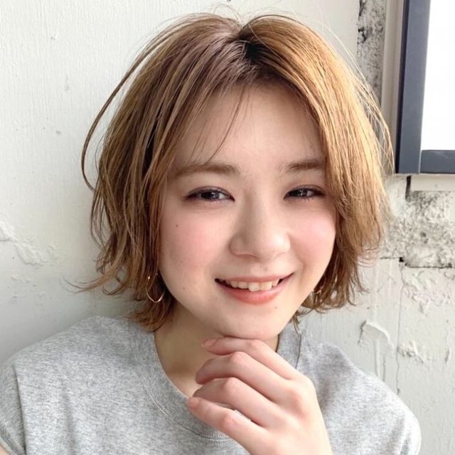 前髪なしなショートボブアレンジ♪大人っぽく見せるこなれた今時ヘアをご紹介 LOCARI（ロカリ）